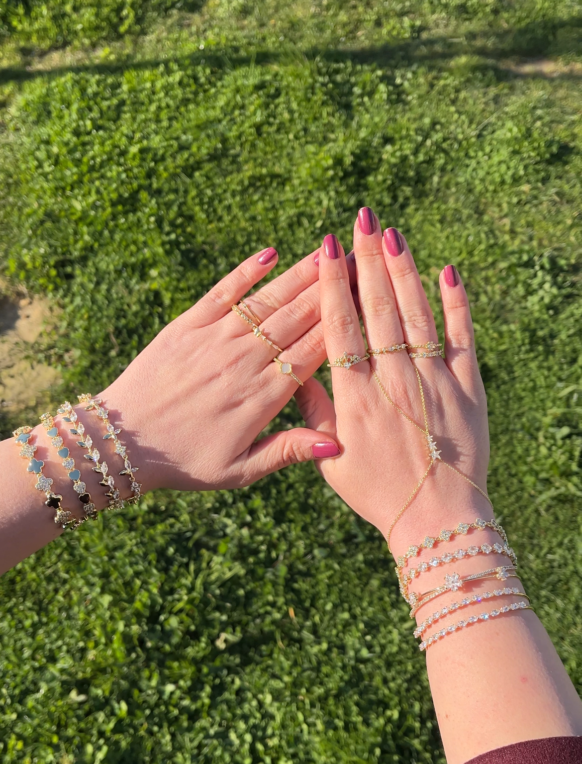 Belvora Luxe modern altın renk bileklik koleksiyonu, minimal ve zarif bileklik tasarımları