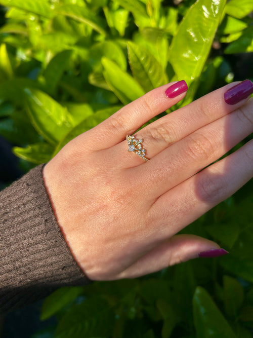 Altın kaplama, üzerinde minik taşlar bulunan zarif taç (crown) figürlü ince eklem yüzüğü | Belvora Luxe