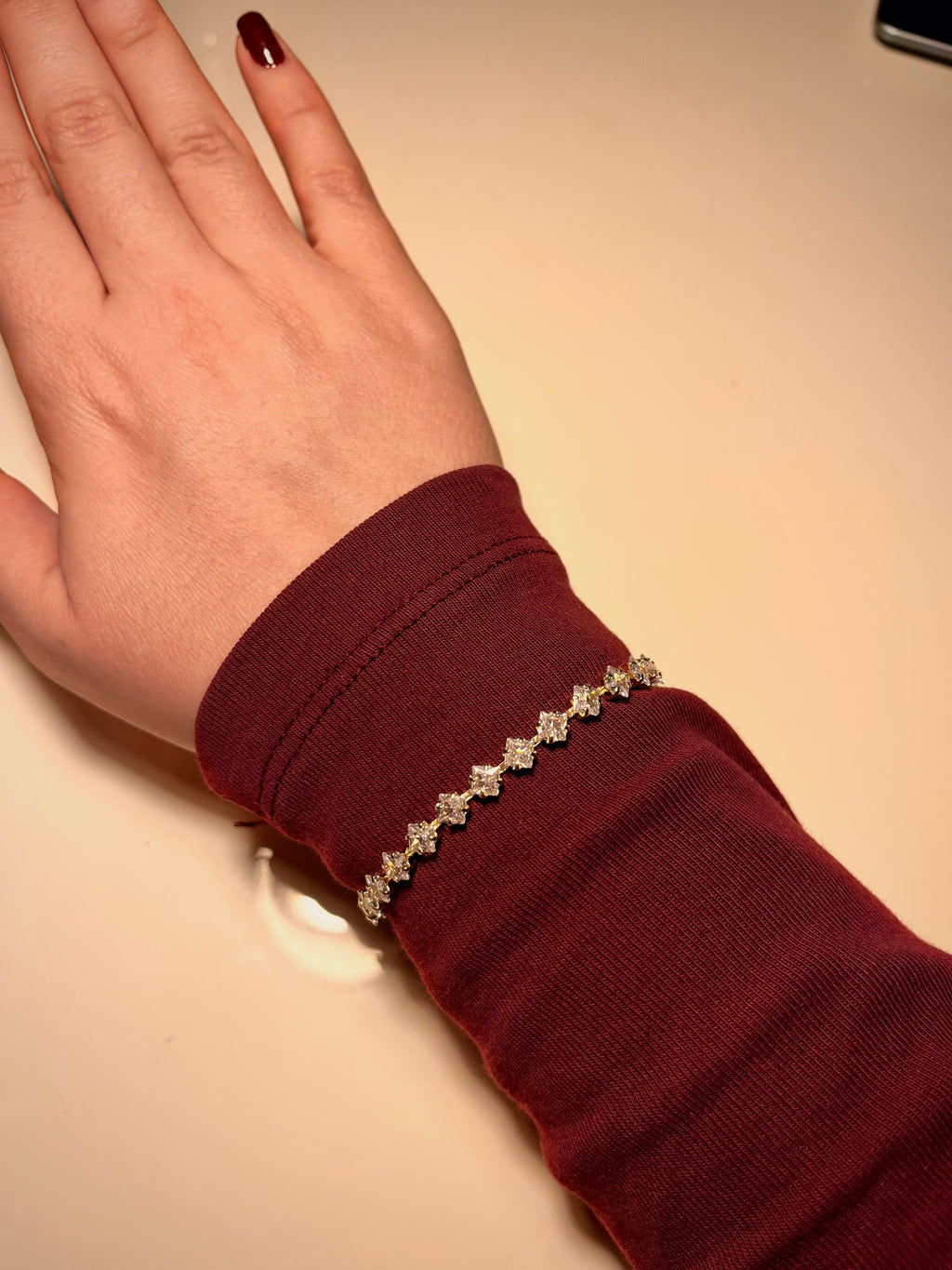 Belvora Luxe Aurelia Line serisi, altın kaplama zincir üzerinde minimalist parlak taş detaylı zarif bileklik.