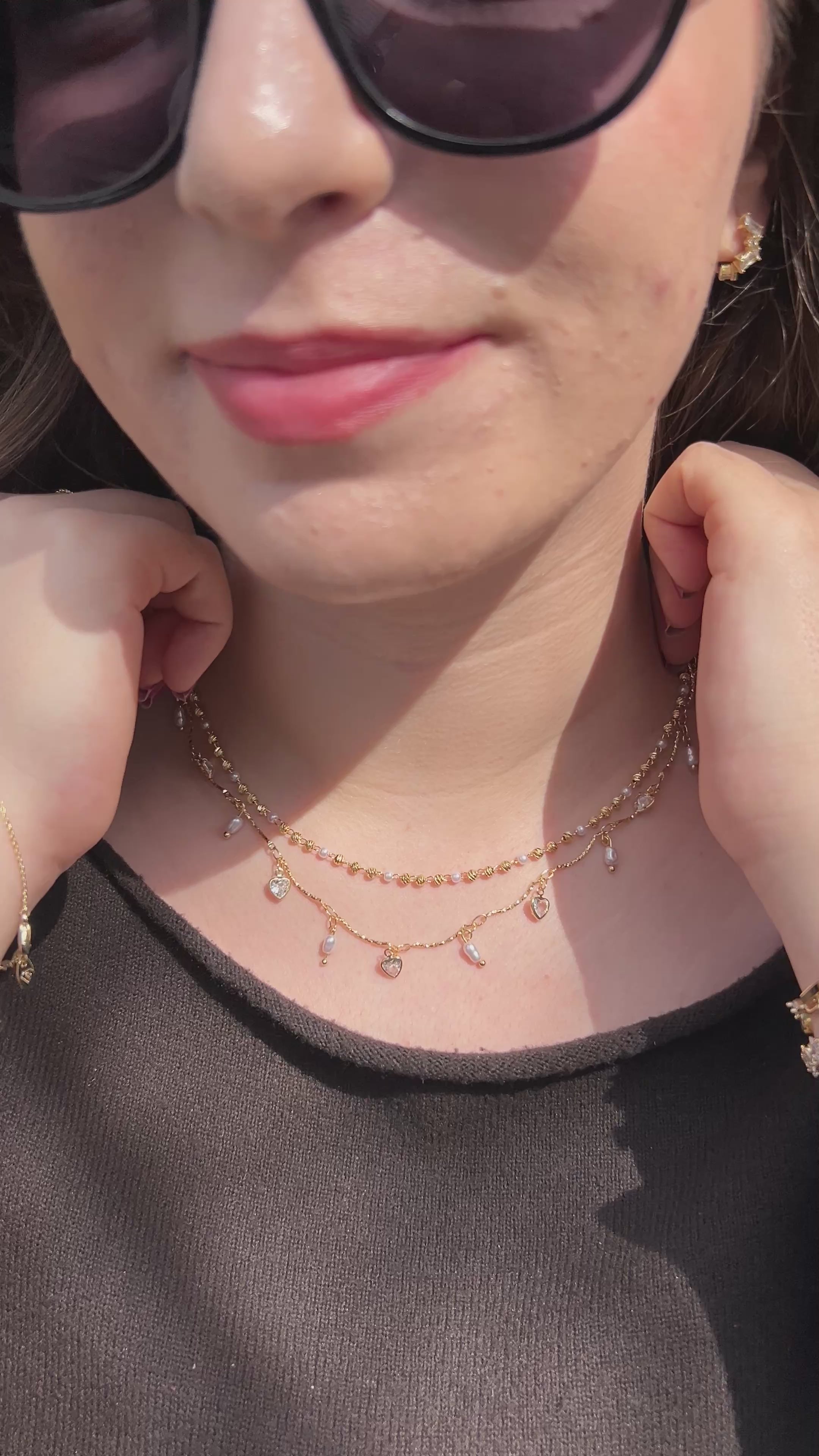 İkili set olarak tasarlanmış, farklı uzunluklarda altın rengi zincirlerden oluşan şık ve zarif katmanlı kolye kombinasyonu.